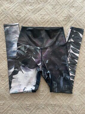 Oraki High Waist Leggings Size S Dark Botanical Print Sustainable Made in Canada